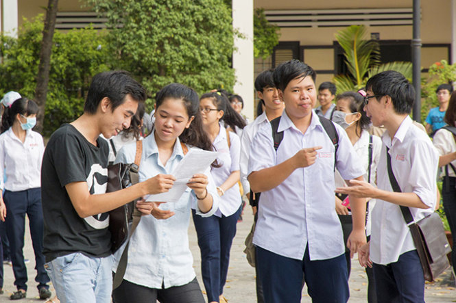 Thí sính kết thúc môn thi vật lý tại điểm thi trường Cao Đẳng Sư Phạm Nha Trang - Ảnh: Lưu Thái Văn Chương