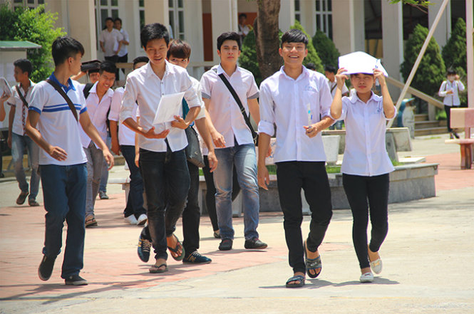 Nhiều thí sinh tại điểm thi trường THPT Văn Lang (Tp Hạ Long, tỉnh Quảng Ninh) vui vẻ ra về khi hoàn thành xong môn thi Ngữ văn - Ảnh: Đức Hiếu