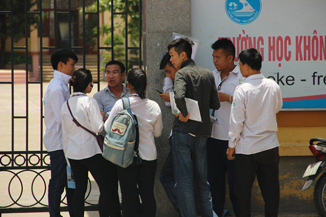 Những học sinh trường THPT Lê Thánh Tông trao đổi đề thi văn với thầy bí thư đoàn trường (thứ 3 từ trái sang) - Ảnh: Đức Hiếu
