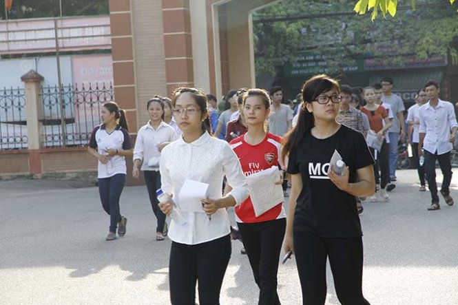 Thí sinh thi TNTH Quốc gia tại cụm thi Thái Nguyên đến phòng thi trong thời tiết oi nóng - Ảnh: Quang Thế