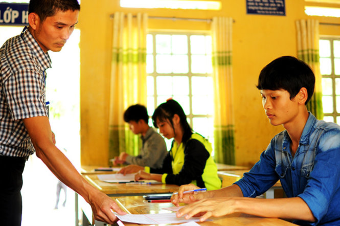 Ba thí sinh đang làm thủ tục trước khi thi môn vật lý tại điểm thi Trường THPT Đạ Tông (xã Đạ Tông, huyện Đam Rông, tỉnh Lâm Đồng) - Ảnh: Lâm Thiên
