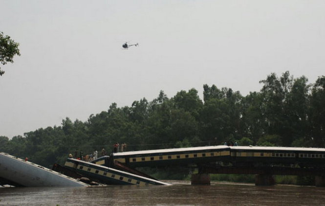 Trực thăng quân đội Pakistan quần đảo trên hiện trường vụ tai nạn