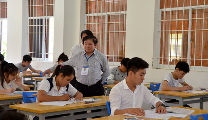 Thứ trưởng Bùi Văn Ga kiểm tra tình hình trong phòng thi tại điểm thi số 15 -Đại học Trà Vinh (Khu I) - Ảnh: Thúy Hằng