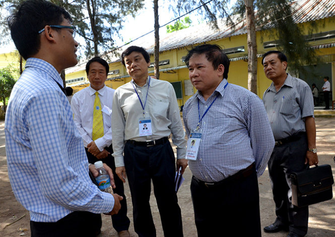 Thứ trưởng Bùi Văn Ga trao đổi với một cán bộ làm công tác giám sát tại điểm thi số 15-Đại học Trà Vinh (khu I) - Ảnh:Thúy Hằng