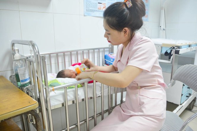 Cháu bé - con trai chị Tuyết - đang được các bác sĩ, y tá Bệnh viện Hữu nghị đa khoa Nghệ An chăm sóc - Ảnh: HOÀNG YẾN
