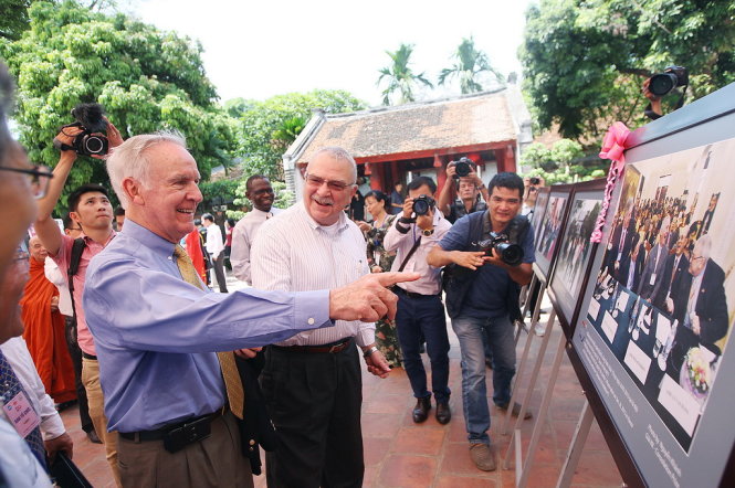 Hai cựu đại sứ Mỹ tại Việt Pete Peterson và Michael Michalak cười tươi khi nhìn thấy mình trong tấm ảnh chủ đề “Hơn 20 năm thành công hơn nữa”. Đây là tác phẩm đoạt giải khuyến khích của phóng viên ảnh Nguyễn Khánh (báo Tuổi Trẻ). Ảnh: N.K