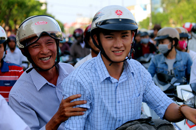 Hai cha con thí sinh người Triệu Phong (Quảng Trị) nở nụ cười tươi rói trên đường về quê - Ảnh: Ngọc Hiển