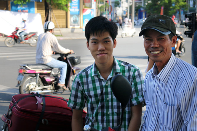 Thí sinh Đào Minh Long, dự thi tại điểm thi Trường ĐH Khoa học Huế cùng cha khăn gói về quê sau khi hoàn thành môn hóa - Ảnh: Ngọc Hiển