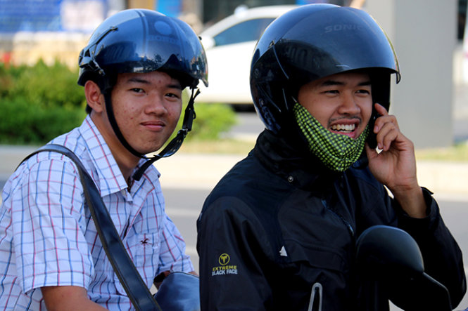Anh trai của thí sinh Nguyễn Quân (Hải Lăng, Quảng Trị) vui mừng gọi điện thông báo cho người nhà trước khi chạy xe máy về nhà - Ảnh: Ngọc Hiển