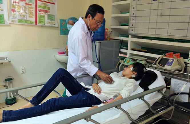 Thí sinh Võ Thị Hằng đang được các bác sĩ chăm sóc tại bệnh viện - Ảnh: Gia Hưng