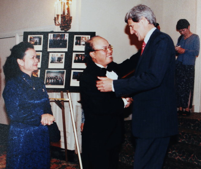 Ông Lê Văn Bàng gặp John Kerry - một thượng nghị sĩ thân thiện với VN Ảnh tư liệu Lê Văn Bàng