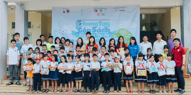 Học sinh Trường tiểu học Lan Minh (Đồng Nai) nhận sách từ dự án “Chung tay góp sách” - Ảnh: HUYỀN TRANG