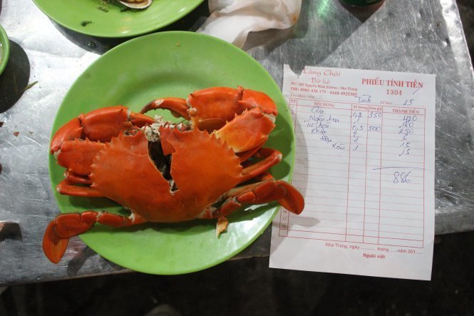 Con cua nặng “1,2kg” và hóa đơn thành tiền 420.000 đồng tại Làng Chài (Nha Trang) - Ảnh: AN CHI