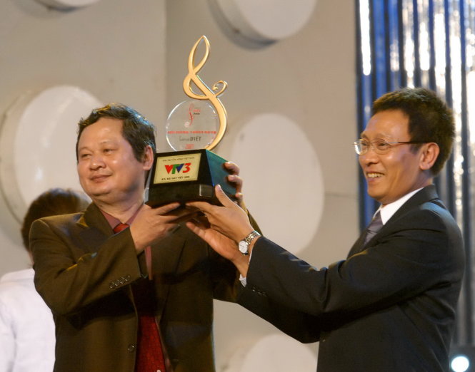 Nhạc sĩ An Thuyên (trái) khi là chủ tịch hội đồng thẩm định Bài hát Việt năm 2007  Ảnh: T.T.D.