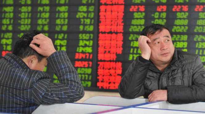 Các nhà đầu tư chứng khoán Trung Quốc đang theo dõi giá chứng khoán  Ảnh:Reuters