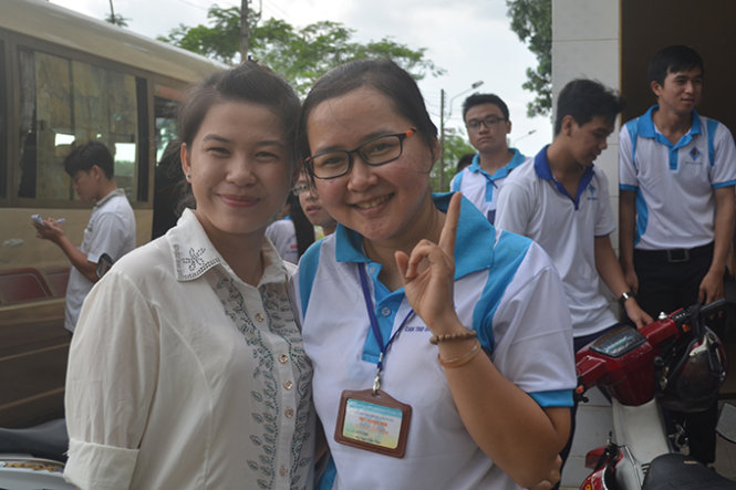 Kim Chi chụp hình kỉ niệm với bạn tình nguyện viên trước khi lên xe theo đoàn về quê - Ảnh: Minh Tâm