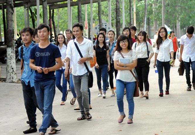100% thí sinh đến dự thi môn lịch sử tại điểm thi Trường THPT Đinh Tiền Hoàng - Ảnh: A Lộc