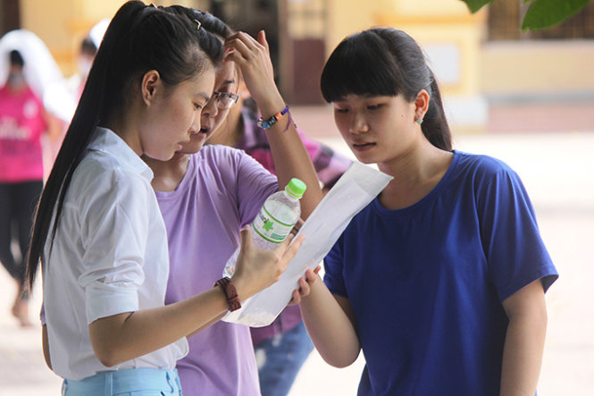Các thí sinh Nghệ An trao đổi lại đề thi môn Lịch sử sáng 4-7 - Ảnh: Doãn Hòa