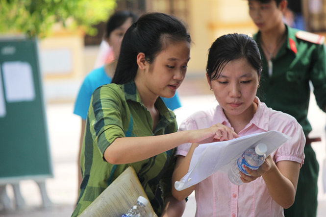 Thí sinh Phan Thị Phương Thảo (bìa phải) than: “Đề Sử dài và rộng, làm 3 tiếng không đủ” - Ảnh: Doãn Hòa