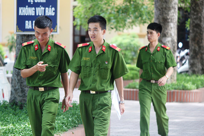 Các thí sinh là chiến sĩ công an thoải mái sau môn thi Lịch sử tại điểm thi trường THCS Trường Thi (TP Vinh) - Ảnh: Doãn Hòa