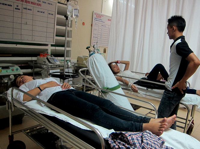Hai thí sinh đang được cấp cứu tại Bệnh viện Trường ĐH Y Dược Huế - Ảnh: Công Sáng