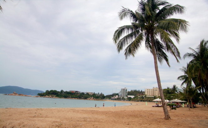 Khu vực bãi biển Hòn Chồng Nha Trang đã được tỉnh Khánh Hòa cấp chứng nhận đầu tư cho Công ty CP F17 được xây khách sạn từ 3-4 sao - Ảnh: Phan Sông Ngân