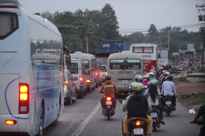 Trên quốc lộ 1, đoạn qua địa phận Đồng Nai, ôtô chạy lấn vào làn đường của xe máy khiến dễ xảy ra  tai nạn - Ảnh: T.T.D.