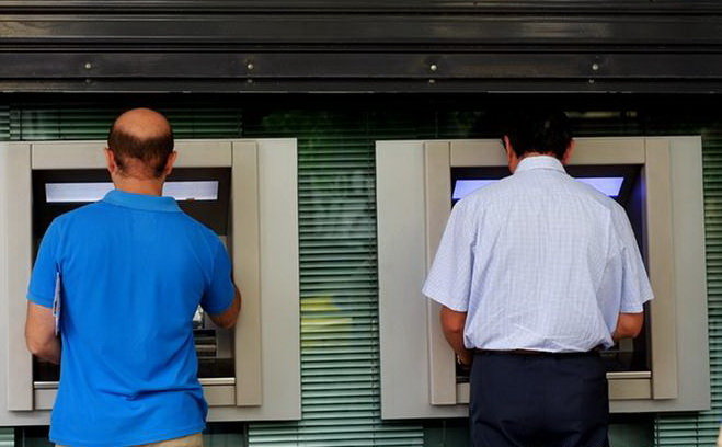 Người dân Hi Lạp đang rút tiền tại các máy ATM - Ảnh: AFP
