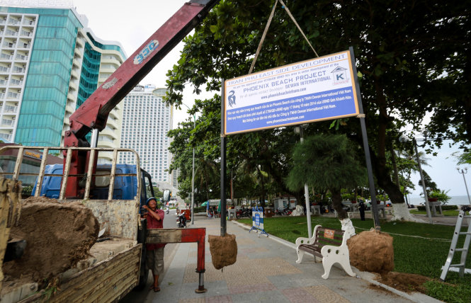 Tháo dỡ các bảng “chủ quyền” của Dewan VN trên bãi biển Nha TrangẢnh: TIẾN THÀNH