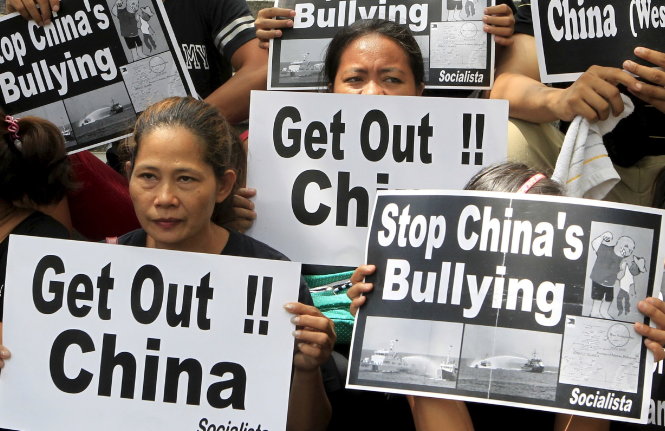Người dân Philippines biểu tình phản đối hành vi xâm lấn của Trung Quốc ngày 19-6 - Ảnh: Reuters