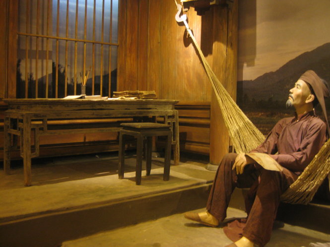Bảo tàng Văn học Việt Nam tái hiện lại không gian sáng tác của đại thi hào Nguyễn Du với bộ bàn ghế ông đã dùng khi ở Thái Bình Ảnh: Đức Triết