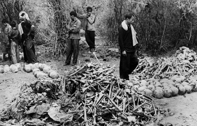 Hàng triệu người Campuchia đã bị tàn sát dưới chế độ diệt chủng của Khmer Đỏ. Ngay năm 1975, quân Khmer Đỏ đã tấn công Phú Quốc, chiếm đảo Thổ Chu và thảm sát hơn 500 người Việt trên hòn đảo nàyẢnh tư liệu