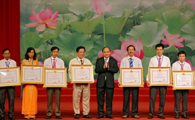 Phó thủ tướng Nguyễn Xuân Phúc trao tặng bằng khen cho các cá nhân đã có thành tích “lao động giỏi, lao động sáng tạo” tại Đại hội thi đua yêu nước toàn quốc 2015 - Ảnh: Việt Dũng