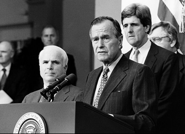 Tổng thống Bush phát biểu về vấn đề tìm kiếm hài cốt lính Mỹ ở VN năm 1992. Đứng sau tổng thống là hai thượng nghị sĩ luôn ủng hộ VN: John Kerry và John McCain - Ảnh: AP
