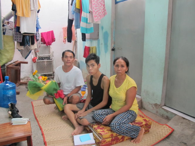 Bi cùng cha mẹ sau khi được xuất viện (bó hoa do các bác sĩ Bệnh viện Thống Nhất tặng Bi trong ngày xuất viện)  - Ảnh: Thùy Dương