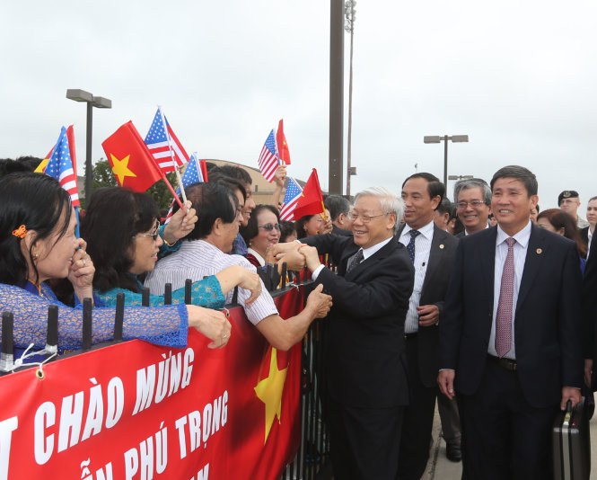 Cán bộ, nhân viên đại sứ quán và đại diện cộng đồng người Việt tại Hoa Kỳ đón Tổng bí thư Nguyễn Phú Trọng tại sân bay quân sự Andrews ở thủ đô Washington DC - Ảnh: TTXVN