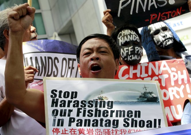 Biểu tình phản đối trước cửa Lãnh sự quán Trung Quốc ở Makati City, Manila ngày 7-7 - Ảnh: Reuters