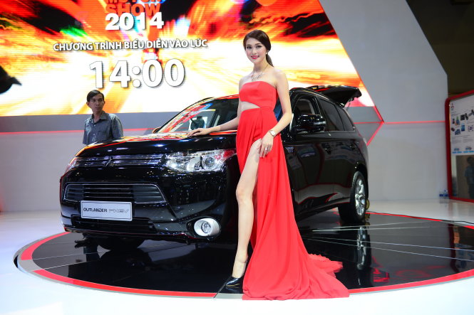 Một PG tại một cuộc triển lãm ôtô Việt Nam năm 2014 - Ảnh: Q.Định