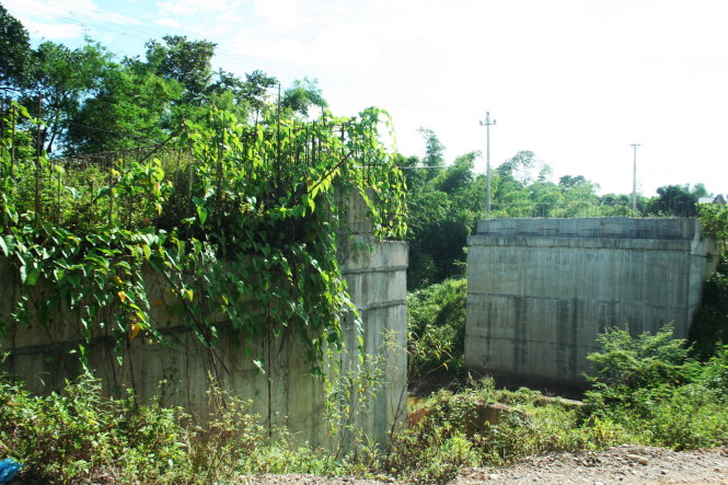 Cầu Đất ở thôn Thượng Phước, xã Triệu Thượng, huyện Triệu Phong (Quảng Trị) sau bốn năm mới chỉ có hai mố cầu