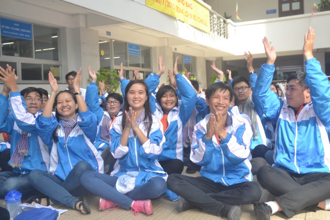 Các sinh viên tình nguyện của Trường Hutech vui mừng đang sẵn sàng để xuất quân - Ảnh: Quang Phương