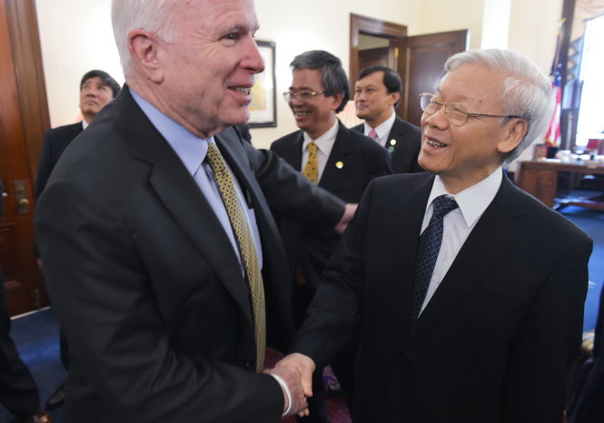 Thượng nghị sỹ John McCain bắt tay TBT Nguyễn Phú Trọng tại cuộc gặp - Ảnh: AFP