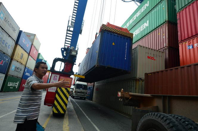 Vận chuyển container giấy phế liệu nhập khẩu của Công ty CP Giấy Sài Gòn tại cảng Cát Lái, TP.HCMẢnh: THANH TÙNG