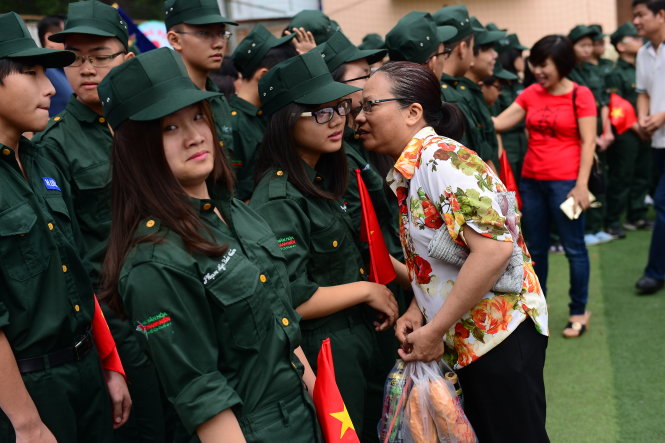 Một bà mẹ dặn dò con mình trước khi lên đường tham gia học kỳ quân đội tại lễ xuất quân Học kỳ quân đội “Chúng con đã trưởng thành” sáng 18-6 - Ảnh: Quang Định