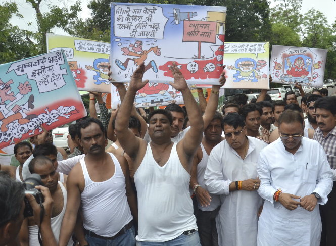 Các thành viên Đảng Quốc đại biểu tình ở Bhopal ngày 7-7 đòi thủ hiến Chouhan từ chức vì liên quan vụ bê bối Vyapam - Ảnh: Reuters