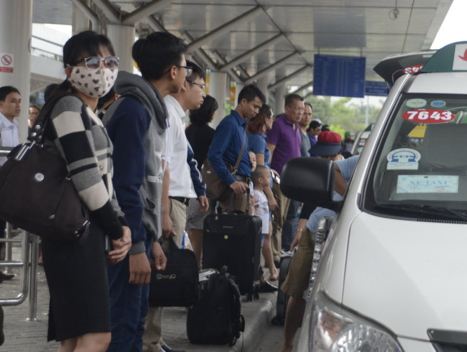 Cần chấn chỉnh tình trạng lộn xộn ở khu vực đón xe taxi tại sân bay Tân Sơn Nhất để tạo thuận lợi cho  hành khách - Ảnh: Duyên Phan