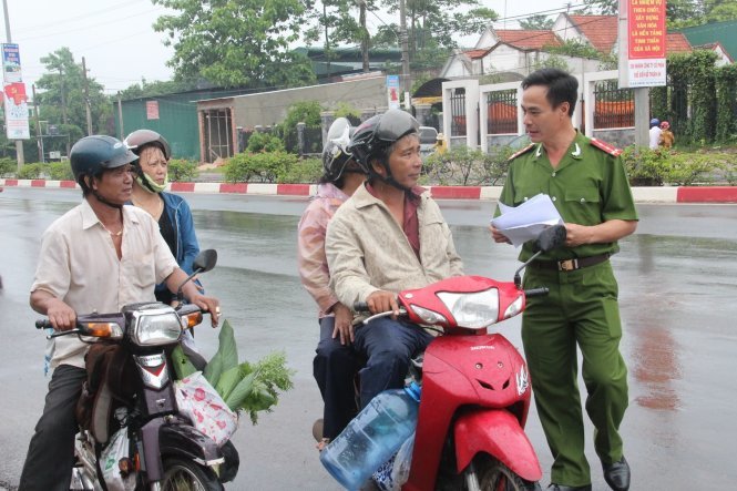 Công an Bình Phước phát tờ rơi mong người dân tố giác tội phạm vụ án nếu phát hiện các đối tượng khả nghi - Ảnh: Đức Trong