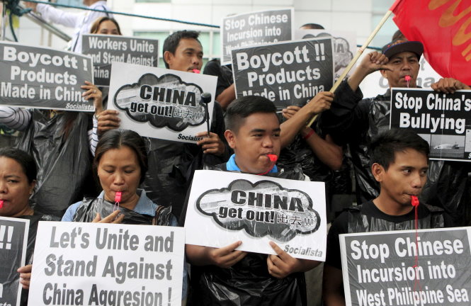 Những người Philippines biểu tình trước Lãnh sự quán Trung Quốc ở Makati City, thuộc Manila ngày 10-7 với nhiều biểu ngữ và huýt còi inh ỏiẢnh: Reuters