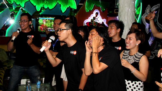 Các bạn trẻ hát karaoke - Ảnh: DUYÊN PHẠM