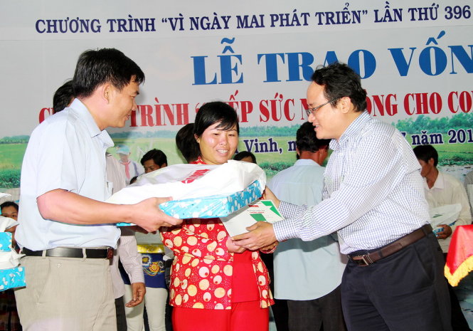 Ông Nguyễn Hoàng Nguyên - Ủy viên Ban biên tập báo Tuổi Trẻ, trao vốn cho nông dân