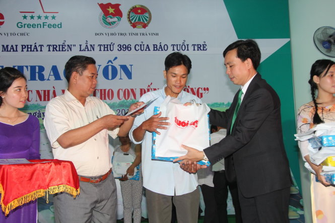 Ông Nguyễn Văn Truyền, giám đốc điều hành GreenFeed chi nhánh Bến Lức trao vốn cho nông dân